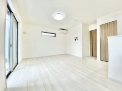 ご家族みんながゆったりくつろげる広々リビング。
