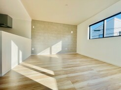 午後の柔らかな光が床に模様を描く、心安らぐ空間。