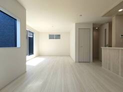 日当たりのいい２階リビングはプライベート性も高く、落ち着いて過ごせます
