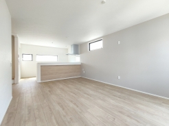 日当たりのいい２階リビングはプライベート性も高く、落ち着いて過ごせます
