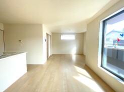 開放感と採光にこだわった広々ＬＤＫ。
