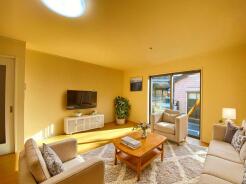 CGで家具を配置しております。家具配置のイメージにご覧ください。
開放感と採光にこだわった広々ＬＤＫ。
