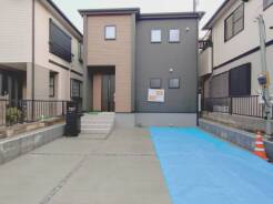 隣り合う住まいとの調和を感じさせる、穏やかな佇まい