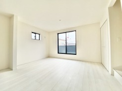 日当たりのいい２階リビングはプライベート性も高く、落ち着いて暮らせます。
