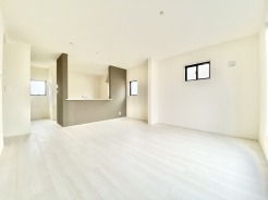 彩光をふんだんに取り入れた明るいリビングは”使いやすい形”にもこだわりました。

