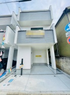 モダンな外観が都市に映える、洗練された住まい