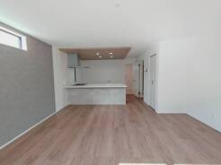 木の温もりと洗練された空間が調和する、穏やかなひととき