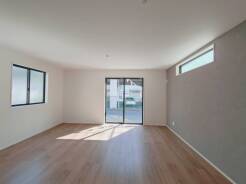 心地よい自然光が、開放的な空間に柔らかな陰影を描き出します。