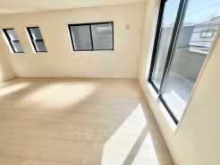 窓から広がる心地よい眺めと、清々しい空気感
