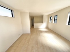 自然な温かみに満ちた、明るく開放的な住まい
