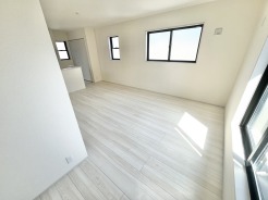 広がりを感じさせる開放的な間取りで、くつろぎを
