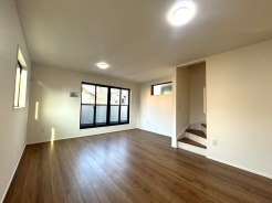 心地よい光が広がる、温かみのある空間
