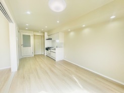 ナチュラルウッドの色合いが、室内にあたたかな雰囲気を運びます。
