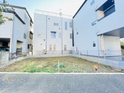  前面道路は歩道も整備され、小さなお子様にも安心 