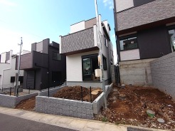 JR京浜東北・武蔵野線「南浦和」駅東口徒歩１分、提携駐車場もあります。エステート白馬南浦和店までお気軽にお問い合わせください。
