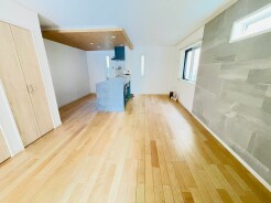 木のぬくもりと柔らかな光が心地よい、穏やかな暮らしを予感させる
