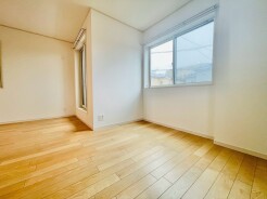 柔らかな木目の床が心地よい、すっきりとシンプルな空間が広がる落ち着いた佇まい。