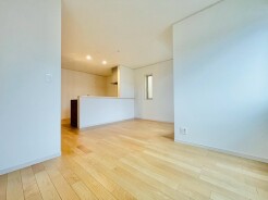 白を基調としたすっきりとした空間に自然な木の質感が心地よい調和を生み出す室内空間