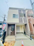 洗練されたタイル貼りの外観が街並みに溶け込む上品な佇まい