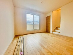柔らかな木目の床が心地よい、すっきりとまとまりのある穏やかな空間です。