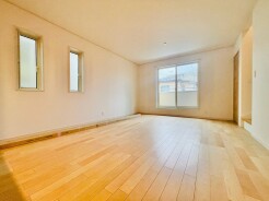 柔らかな色合いの木目が広がる、心安らぐ穏やかなプライベート空間