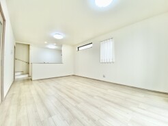 シンプルで広がりを感じさせる、落ち着きのある室内
