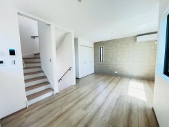 リビングに自然と人が集まるリビングイン階段採用プラン。
