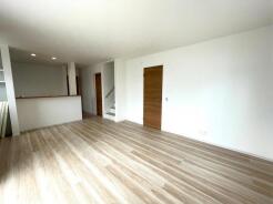 余計な装飾を削ぎ落としたシンプルでフラットな空間が、住まう人の個性を引き立て、日々の暮らしに穏やかな心地よさと広がりをもたらしてくれる、そんな素直で健やかな住まいです