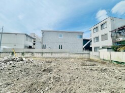 JR京浜東北・武蔵野線「南浦和」駅東口徒歩１分、提携駐車場もあります。エステート白馬南浦和店までお気軽にお問い合わせください。
