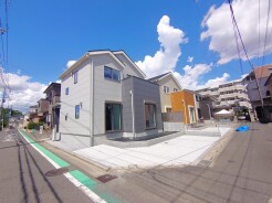 青空に映えるすっきりとしたデザインが魅力。日々の生活を穏やかに包み込む、落ち着いた住まいです

