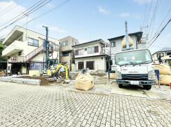 JR京浜東北・武蔵野線「南浦和」駅東口徒歩１分、提携駐車場もあります。エステート白馬南浦和店までお気軽にお問い合わせください。
