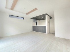 洗練された色合いと立体的なデザインが調和する、心地よい開放感に満ちた空間。