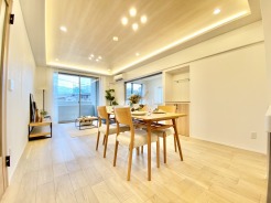 洗練されたデザイン天井が広がりを感じさせる心地よい空間です

