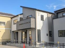 直線的なラインが引き立つスタイリッシュな佇まいを演出しています
