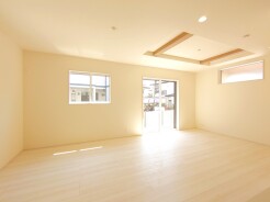 折り上げ天井が空間に奥行きと広がりをもたらし、住まう人の個性を引き立てる穏やかな佇まいです