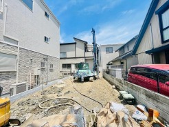 JR京浜東北・武蔵野線「南浦和」駅東口徒歩１分、提携駐車場もあります。エステート白馬南浦和店までお気軽にお問い合わせください。
