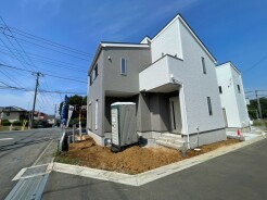 スタイリッシュな外観が街並みに馴染む、洗練された佇まいの邸宅。新しい暮らしの始まりを予感させます
