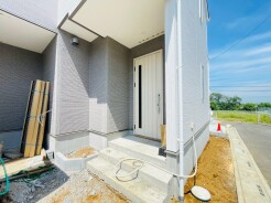 ポーチのついた新築分譲物件。玄関の印象はいかがでしょうか？入口からご覧ください。
