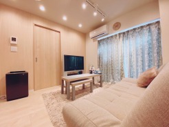 ナチュラル系のフローリングと天井の優しい照明が良い雰囲気の室内を演出してくれます
