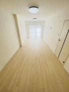 室内は新規に大幅にリフォームをしたお部屋。日当たりも良く明るい雰囲気の室内です。
