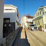 周辺は静かな住宅街です。カースペースは縦列で2台可能です（車種による）