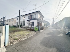 周辺は住宅が建ち並ぶ閑静な住宅街です。

