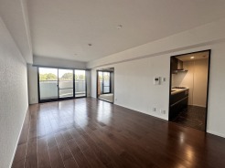 室内は新規に大幅リフォームを実施したお部屋です。お部屋から緑を望める暮らし。
