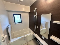 一日の疲れを癒してくれるバスルームです。
