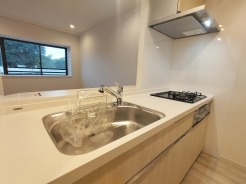 お料理をしながらリビングの家族やゲストとの会話が楽しめるカウンタータイプのキッチン。毎日のお料理を楽しく快適に。
