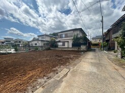 安心して暮らすことのできる住宅街。　住宅地の道路は一般に交通量が少なく車などの騒音が少ないため、住民にとって静かな生活環境が提供されます。
