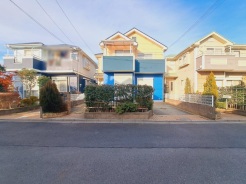 鮮やかなツートーンカラーの明るい雰囲気の邸宅。