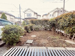 縁側で夏の夕涼みをのんびり過ごせそうなお庭がある家。