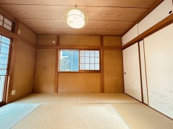 ノスタルジーを感じる和室のある邸宅です。