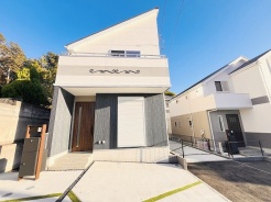 1号棟 建物が完成しましたので室内のご見学予約スタート。当日のご見学予約も大歓迎です。お気軽にご連絡ください。他にもインターネットに掲載していない情報も沢山ありますので、比較で併せてご見学ができます。
